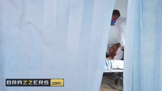 Brazzers - Bonnie Rotten púzójában az óriás bájdorong