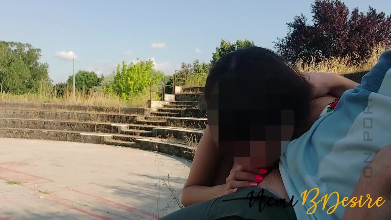Amatőr latin amerikai házastárs a szabadban kefél