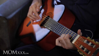 Jennifer Mendez kúrel a gitáros manussal