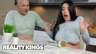 REALITY KINGS - Kira Queen a szomszéd manussal közösül