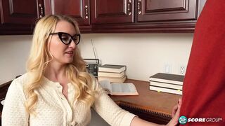 Dögös 40-es Julia Robbie és a fiatal csávó