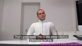 Fullos milf ügynök teszteli a durva faszit