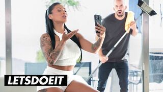 Dögös Brazil MILF Mariana Martix Durván Meghágva az Asszisztens által a LetsDoeIt Csatornán