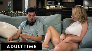 Adult Time exkluzív - Dögös MILF elkapja mostohafiát peckezés közben és csatlakozik hozzá