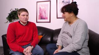 Vörös hajú milf méretes mellekkel cumizza a farkat és hagyja hogy durván megdugják